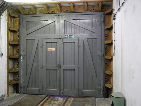 9 - ZATÍM POSLEDNÍ VELKÝ OBJEV VE SRUBU K - S 12a - DOBŘE DOCHOVANÝ RÁM PADACÍCH PANCÉŘOVÝCH DVEŘÍ. V POMĚRECH ČR NAPROSTÝ UNIKÁT.