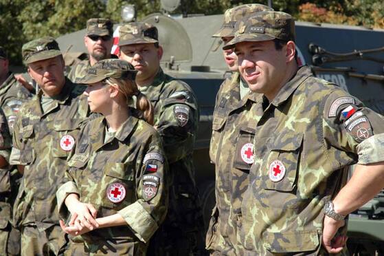 Oproti zdravotníkům nejsou combat lifesaveři chráněni označením červeným křížem