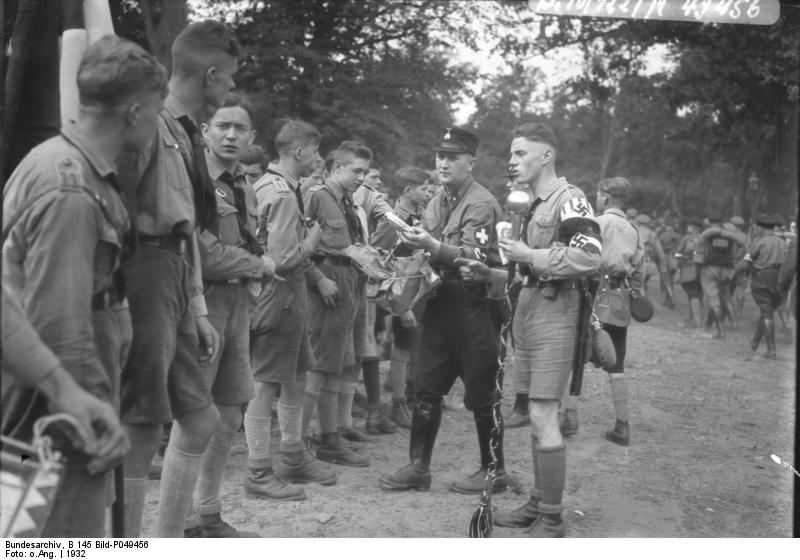 Bundesarchiv_B_145_Bild-P049456,_Potsdam,_Reichsjugendtag_Hitlerjugend