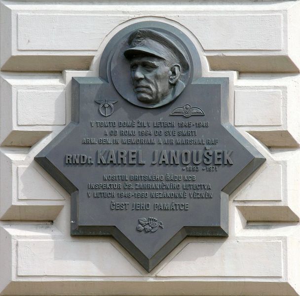 Pamětní deska na fasádě domu v ulici U Železné lávky 4 v Praze na Malé Straně.