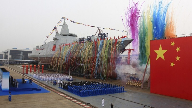 Slavnostní spuštění nejmodernějšícho Čínského torpédoborce Type 055 o výtlaku 10000 tun v Shangaiských loděnicích.  Wang Donghai-Xinhua