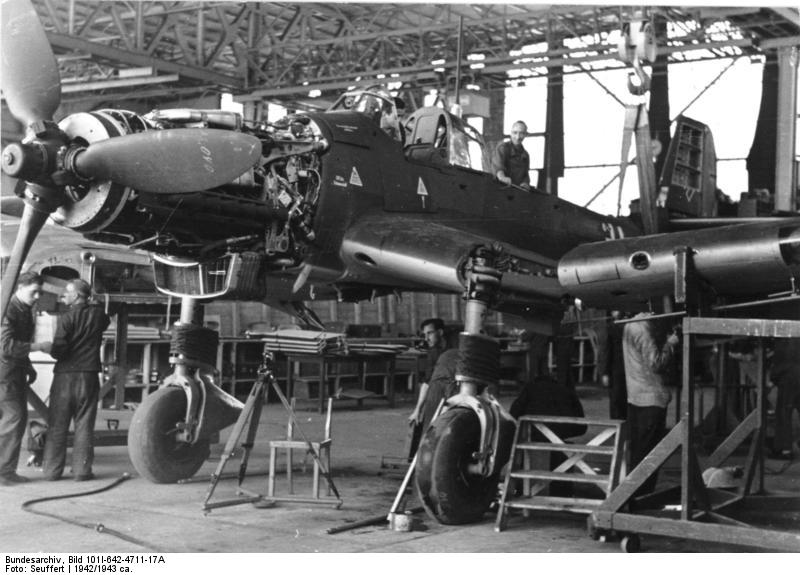 Montáž křídla u Ju 87D