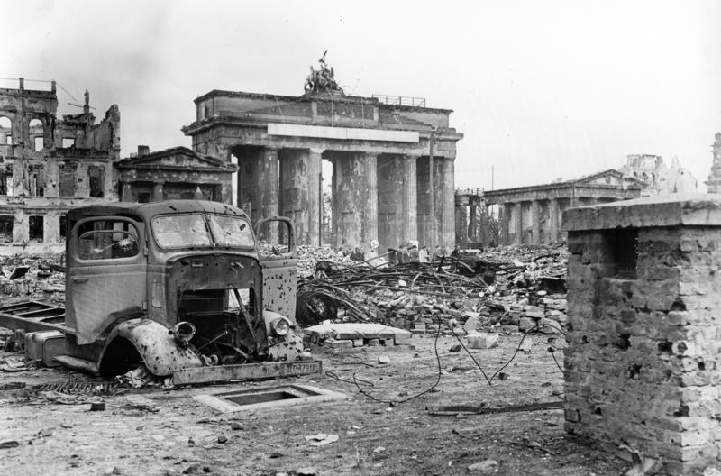 Bundesarchiv_B_145_Bild-P054320,_Berlin,_Brandenburger_Tor_und_Pariser_Platz
