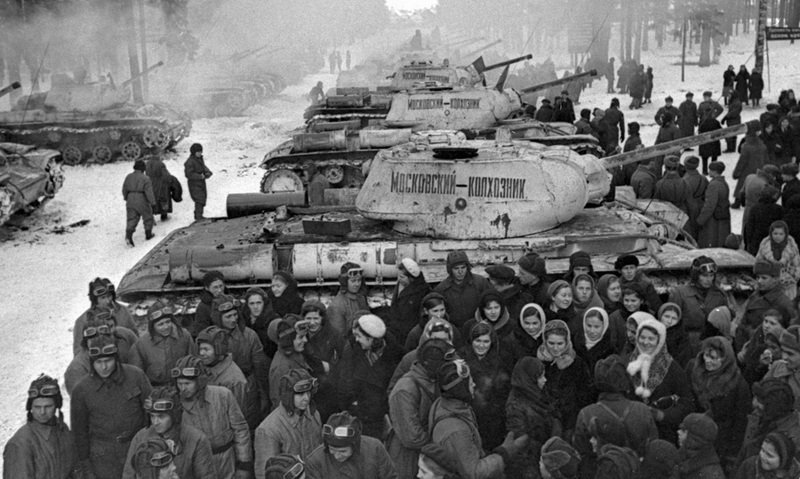 RIAN_archive_87961_Collective_farmers_from_the_Moscow_suburbs_handing_over_tanks_to_Soviet_servicemen